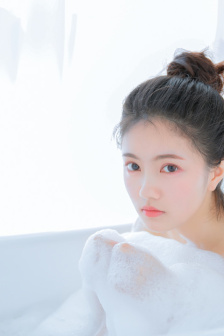 孙尚香站在凳子上辅导刘禅写作业